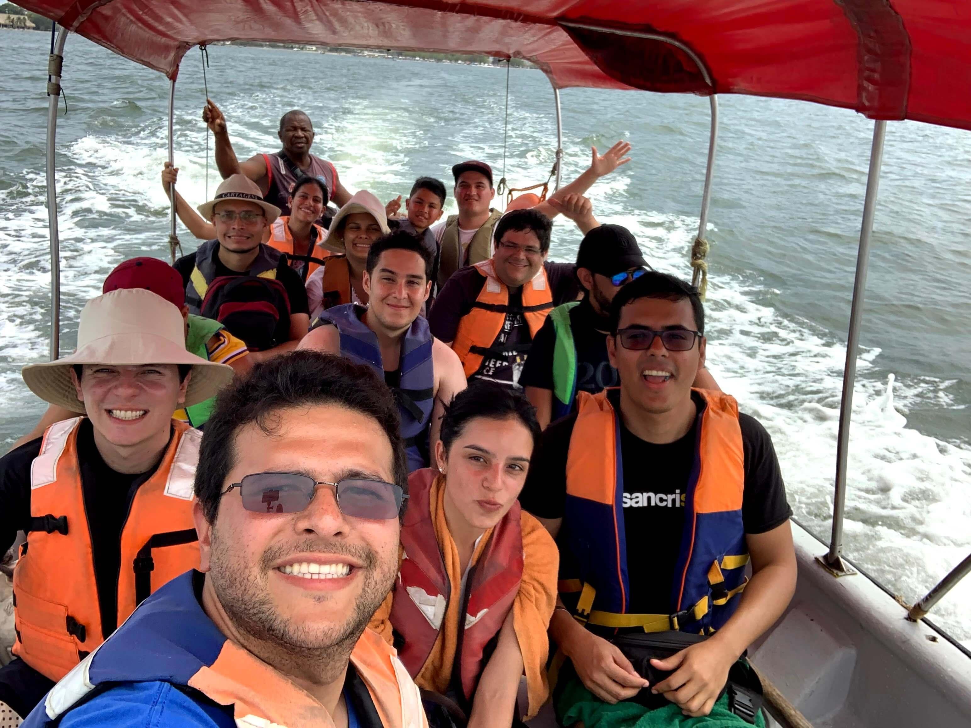 El equipo en un bote sobre el mar yendo a Playa Blanca.